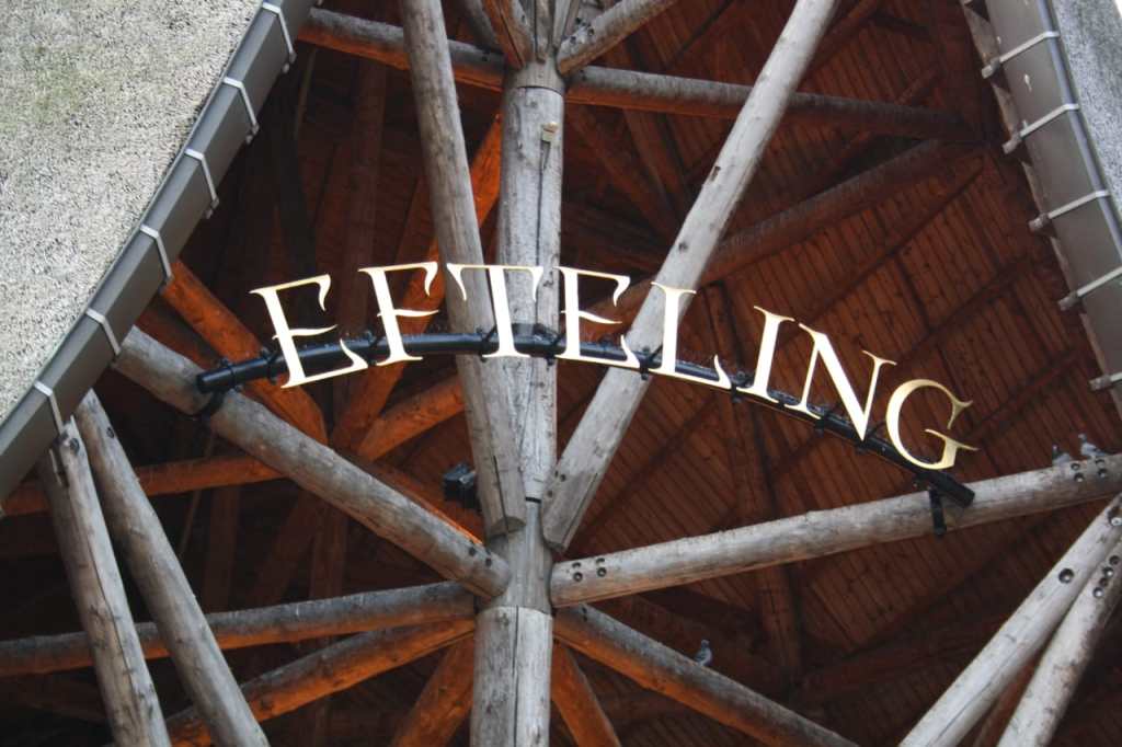Sign displaying the name 'Efteling' against a wooden structure, highlighting the enchanting atmosphere of the theme park.